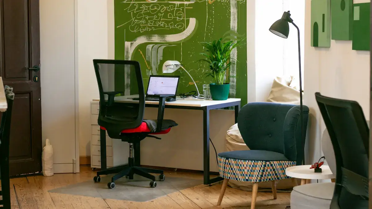 door-office-coworking-iroda-szeged-zold-szoba04 Nyugodt és változatos munkakörnyezet a szegedi Door Office coworking irodáiban