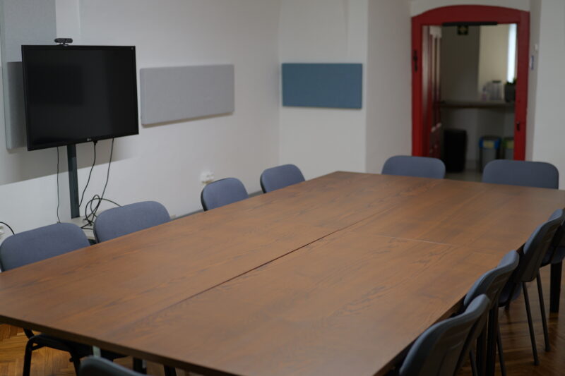 A Door szolgáltatott irodájának tárgyalója - 12 férőhely, webkamera és professzionális hangtechnikai eszközök.